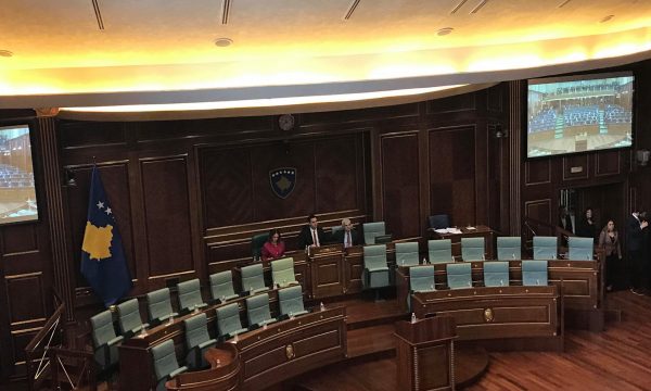 Seanca e Kuvendit: Përplasje pozitë – opozitë, Vetëvendosje ka një kërkesë për deputetët