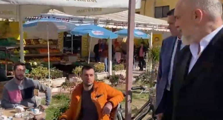 Biseda e Ramës me të riun që ishte në kafe: Hajde puno në ndërtim, apo do doganier? Djali: Po, kam mbaruar shkollën