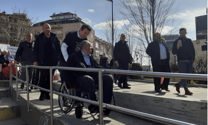 Albin Kurti e shtyen karrocën e deputetit të LDK-së