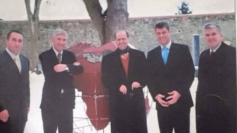 Fotografi e rrallë: Rugova, Thaçi, Haradinaj, Daci e Rexhepi, në një vend e të buzëqeshur