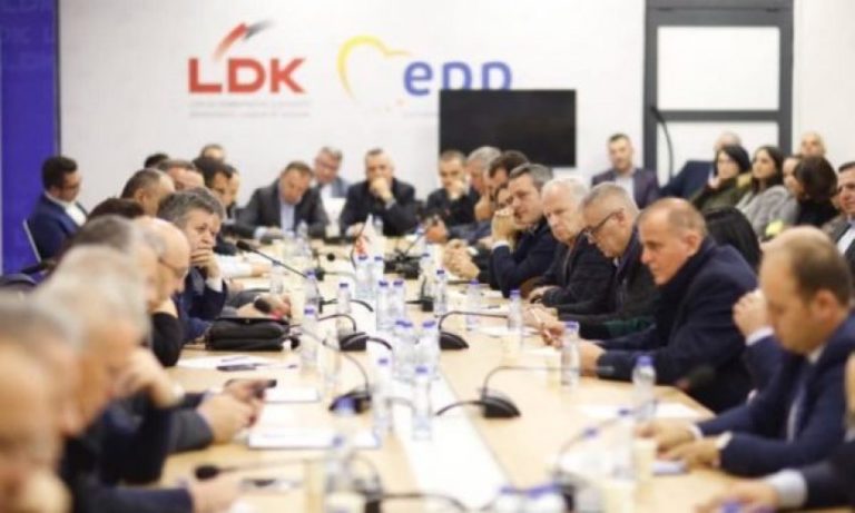 Deputeti i LDK-së hap letrat: Treshja Agim Veliu, Isa Mustafa e Hashim Thaçi deshën gjendje të jashtëzakonshme për të bërë tollovi