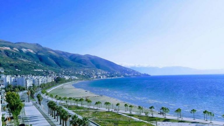 Vlora hap sezonin turistik nga sot, presin pushuesit nëpër plazhe