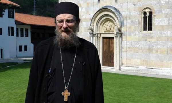Janjiq akuzon Ramush Haradinajn që Komuna e Deçanit s’po ua kthen tokat Manastirit