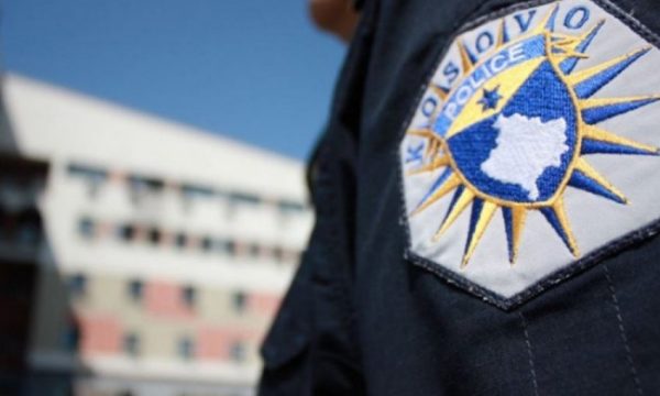 Polici kosovar që u kap duke kryer marrëdhënie në orar të punës ka gradën kapiten