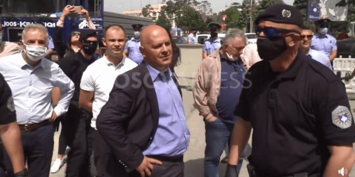 Protesta në Gjakovë, qytetarët përplasen me kryetarin e Komunës