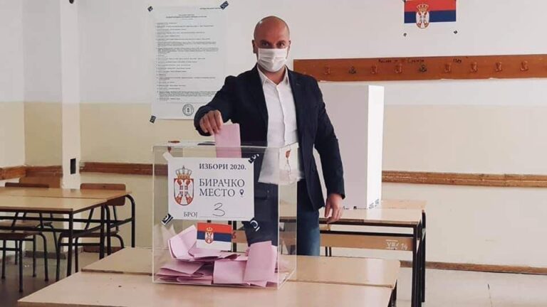 Deputeti i Kosovës voton në zgjedhjet e Serbisë, e tregon haptas kujt ia jep votën