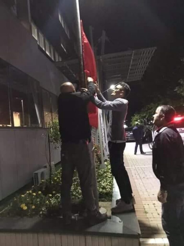 Qytetarët e vendosin sërish flamurin e UÇK-së në oborrin e qeverisë, pasi u hoq nga qeveria Hoti