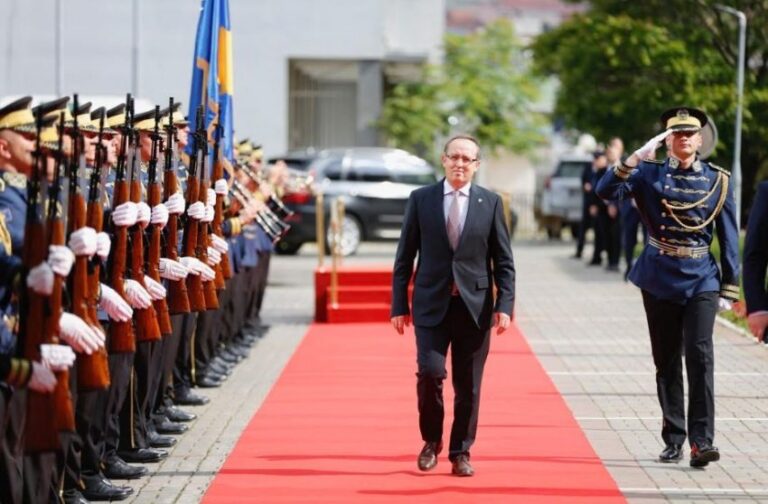 Jetëgjatësia e Qeverisë Hoti, analisti i njohur ka një parashikim – e zbulon se nga kush do të varet