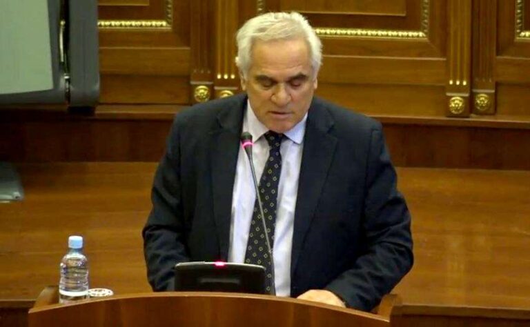Deputeti i LDK-së: Kurti s’dallon nga Thaçi, më kërkoi takim në orën 22:00 për të mos votuar Qeverinë e Hotit