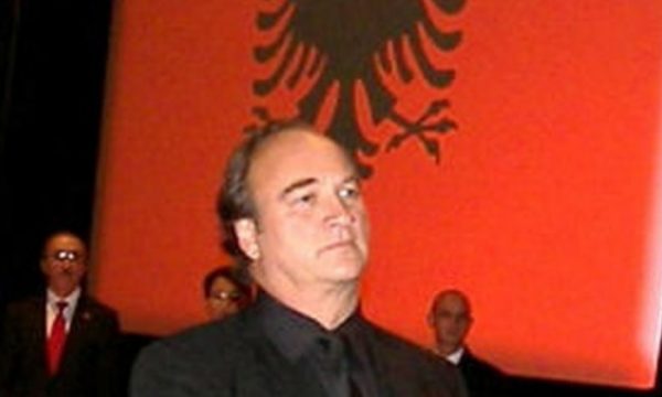 Jim Belushi nuk e harron Shqipërinë, hap lokal në SHBA dhe i vendos emrin e veçantë