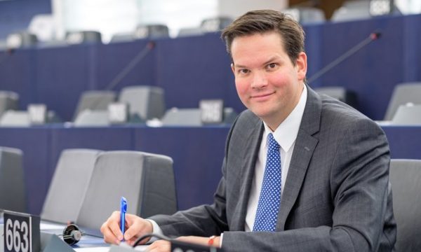 Deputeti i Parlamentit Evropian: Gjermania mund të heq vizat për Kosovën këtë vit