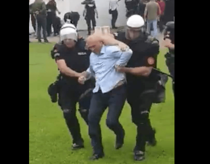 Pamje të aksionit të policisë në Mal të Zi, kryetari i Budvës nxirret me zor nga ndërtesa komunale