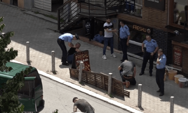 Video nga përleshja me thika në qendër të Prishtinës, një person lëndohet rëndë