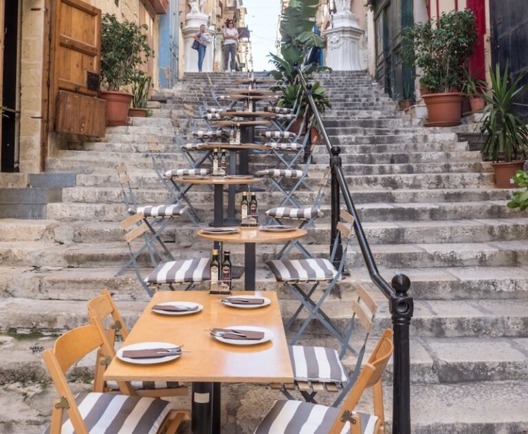 Malta u jep para qytetarëve për t’i shpenzuar në restorante