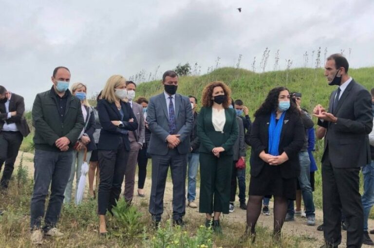 Vjosa Osmani në terren së bashku me deputetët e Vetëvendosjes