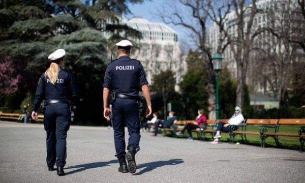 E lëshoi një pordhë “provokuese” para policëve, dënohet me gjobë prej 500 eurosh