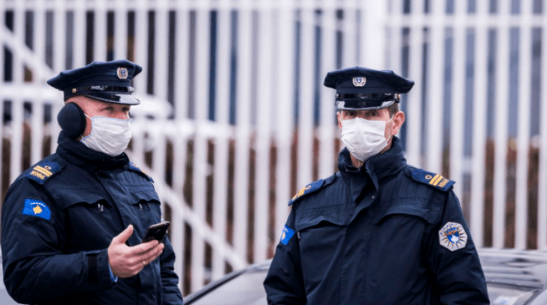 Skandaloze: Të infektuarit me Covid-19 në Kosovë dalin të shëtisin rrugëve