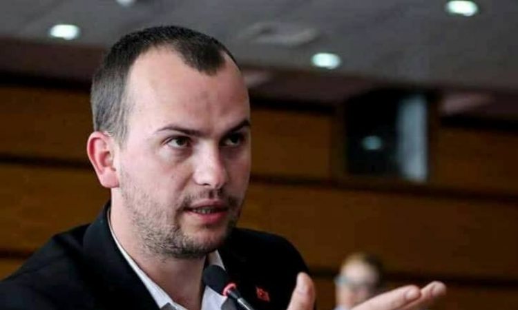 Vdes një qytetar i Kamenicës nga COVID-19, lajmin e jep kryetari Kastrati