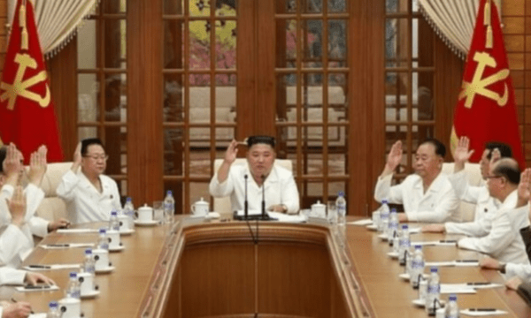 Kim Jong Un del në skenë pas lajmeve se e motra ka marrë pushtetin