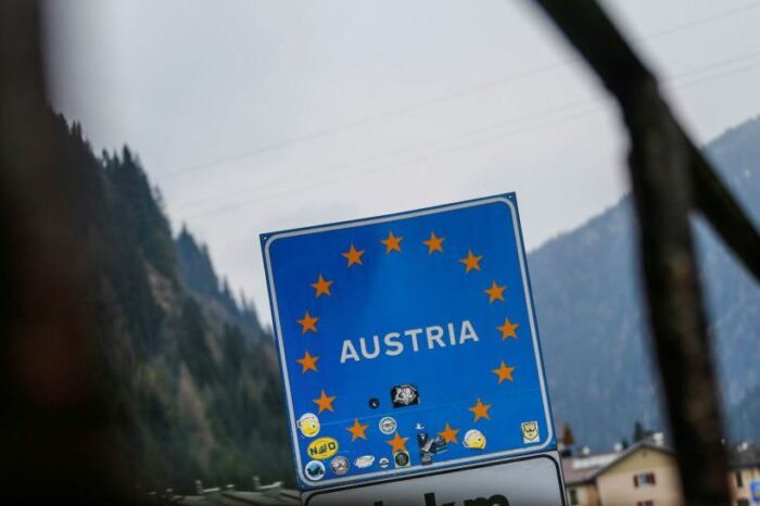 Kancelari austriak : Virusi hyn në Austri me makina