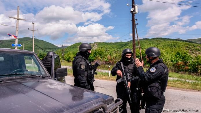 Policia kryen bastisje në Shillovë, Qeveria serbe: Shkuan për t’i frikësuar serbët