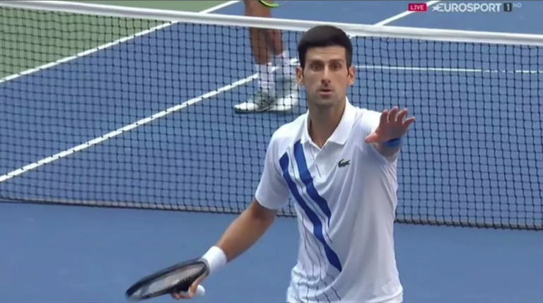 Tenisti serb Djokovic bën një veprim të trupshëm