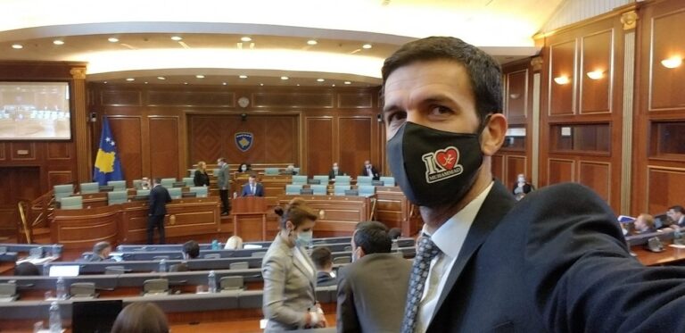 Deputeti i VV-së “mbulon” mediat turke: Me maskë “E dua Muhamedin” në Kuvendin e Kosovës