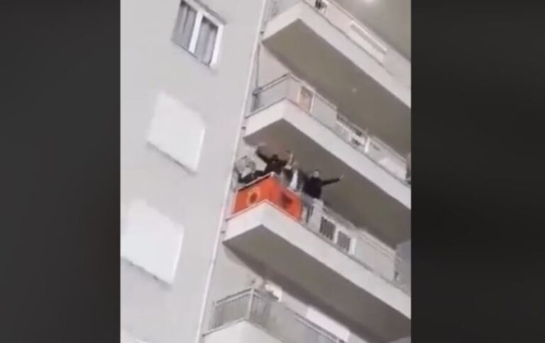 Tifozët shqiptarë: Kosova është zemra e Shqipërisë