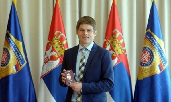 Propaganduesi francez që nuk lejohet të hyjë në Kosovë merr pozitë zyrtare në Serbi