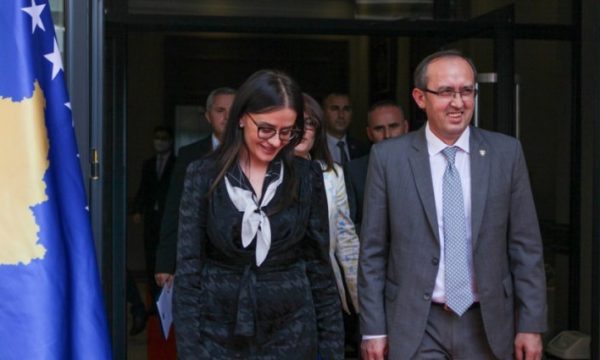 Hoti i reagon Haradinajt për hyrjen e Vuçiqit në Kosovë: Vendimet për Qeverinë i marr unë
