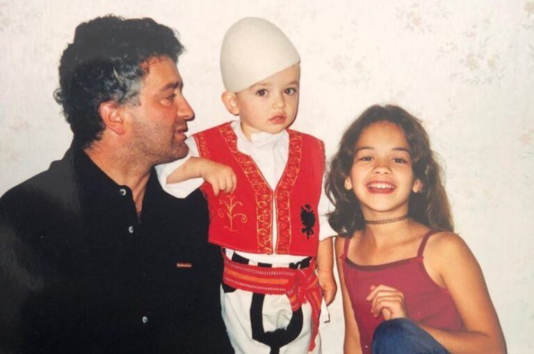 Rita Ora uron vëllain për ditëlindje, me një foto me veshje kombëtare shqiptare