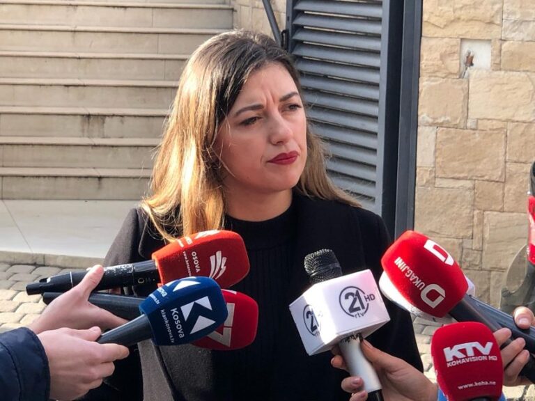 Ministrja Haxhiu: Thaçi e Veseli refuzuan të na takojnë në Hagë