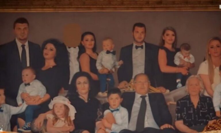 Misteri i fotos në shtëpinë e Ramiz Kelmendit: Pse ia kanë fshehur fytyrën një anëtari të familjes