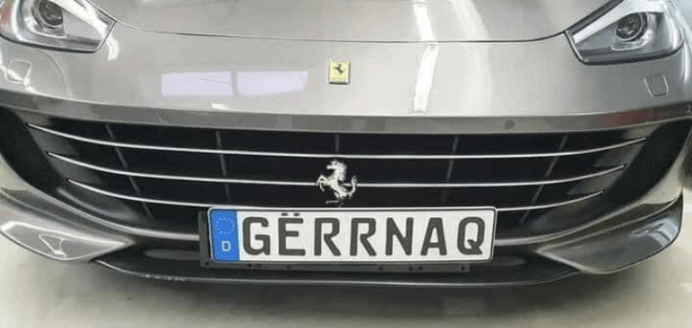 Mërgimtari e “regjistron” Ferrarin e tij me fjalën gërrnaç