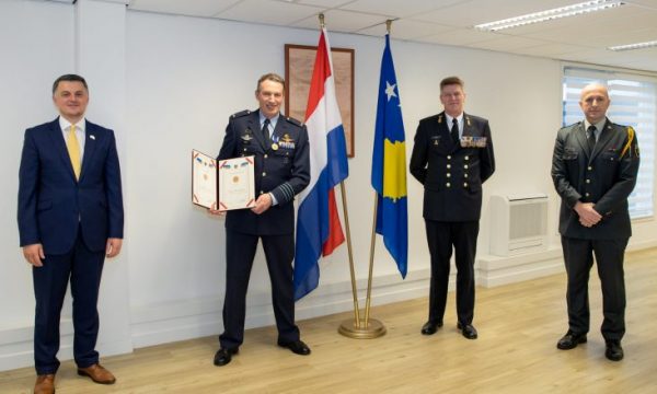 E bomardoi Serbinë para 22 vitesh, Kosova e dekoron pilotin holandez