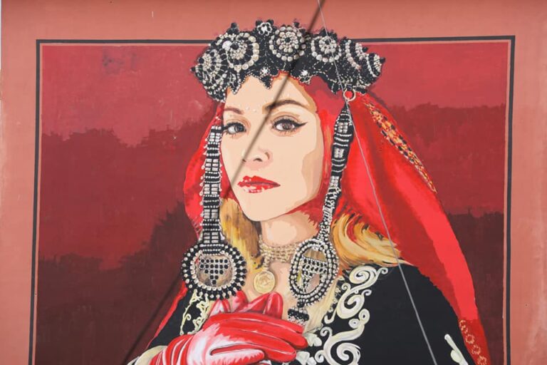 Rita Orës i vendoset mural gjigant në Ferizaj, ajo mbetet pa tekst