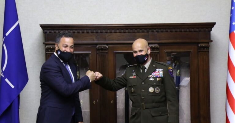 Ushtria në Durrës, pas tankeve zbarkon në Shqipëri komandanti amerikan