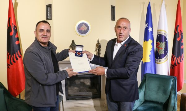 Haradinaj e nderon me medalje zyrtarin e LVV-së që po del kundër Qeverisë