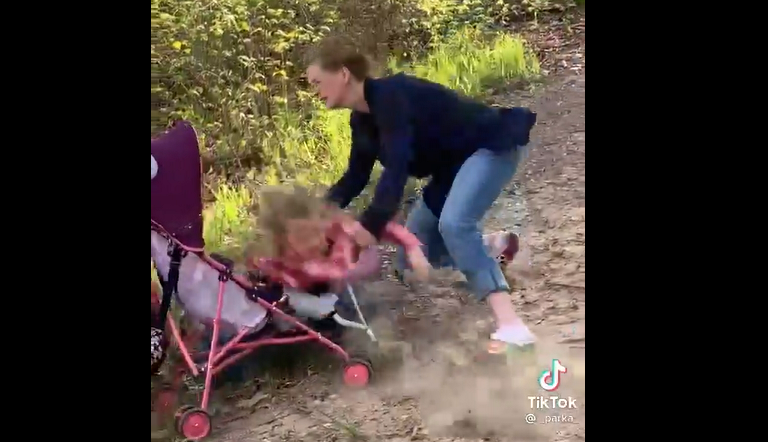 Momenti kur një nënë nuk mund ta shpëtojë një fëmijë që po rrëzohet nga bicikleta