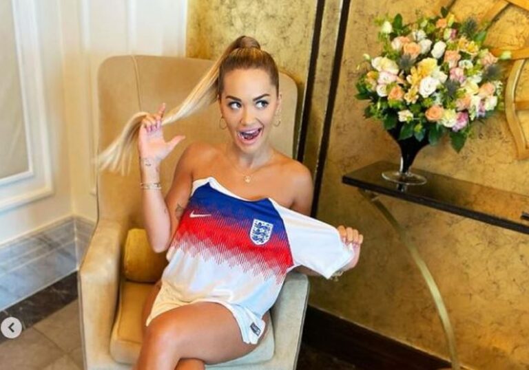 Rita Ora zhvishet për Anglinë, mbulon pjesët intime me fanellën e ekipit
