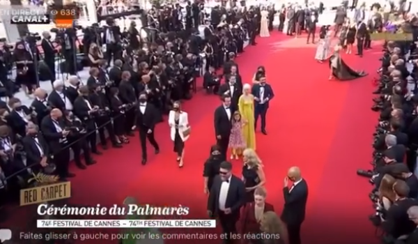Pamje nga momenti i parakalimit të Albin Kurtit në tepih të kuq gjatë Festivalit të Cannes