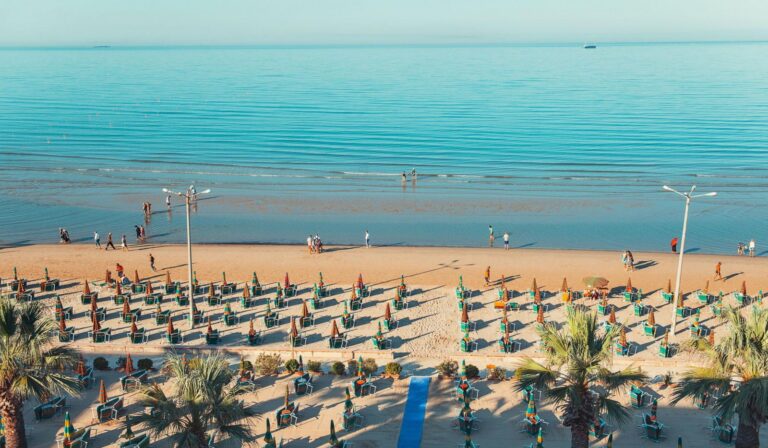 Numër i madh turistësh serbë në hotelet e Durrësit, po zëvendësojnë shqiptarët e Kosovës