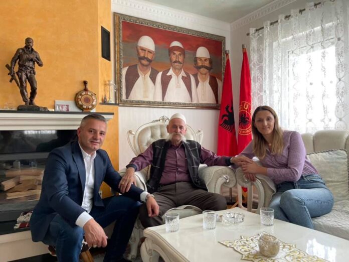 Besarta Jashari publikon foto me mixhën Rifat dhe vëllaun Bekimin: E diela ka kuptim të veçantë për familjen