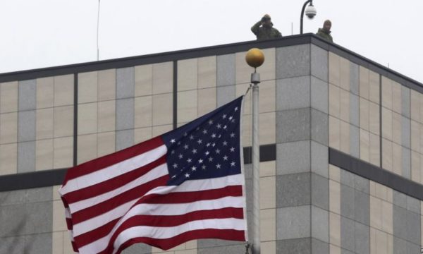 Ambasada e Amerikës: Qeveria është duke i vazhduar bisedimet për t’u lidhur në tubacionin e gazit
