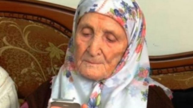 Njëqind vjeçares nuk i pëlqen veshja e sotme: Nuk po dihet kush është burrë e kush është grua