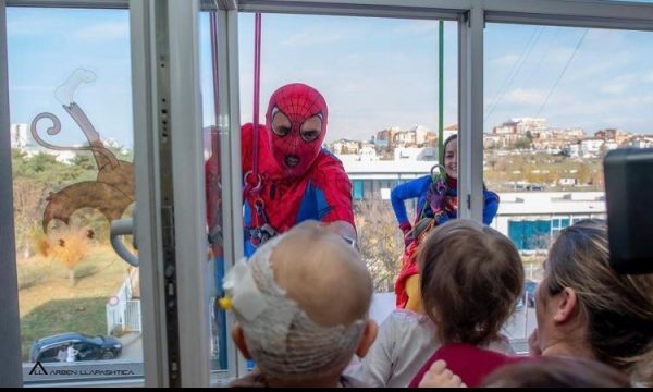 “Superheronjtë” surprizojnë fëmijët e shtrirë në klinikën e Pediatrisë në QKUK