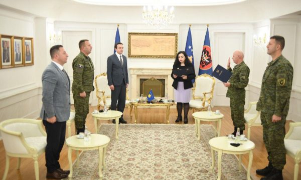 Nipi i Adem Jasharit emërohet komandant i Ushtrisë së Kosovës
