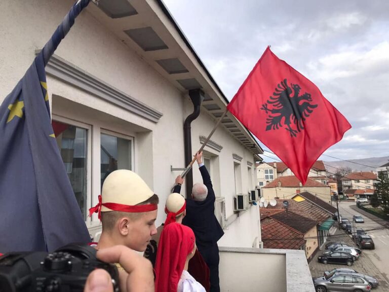 Kryetari i Bujanocit vendos flamurin kuq e zi në objektin e komunës