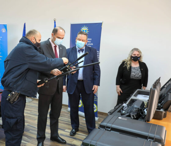 Policia e Kosovës pranon donacion pajisje antidronë nga Ambasada amerikane