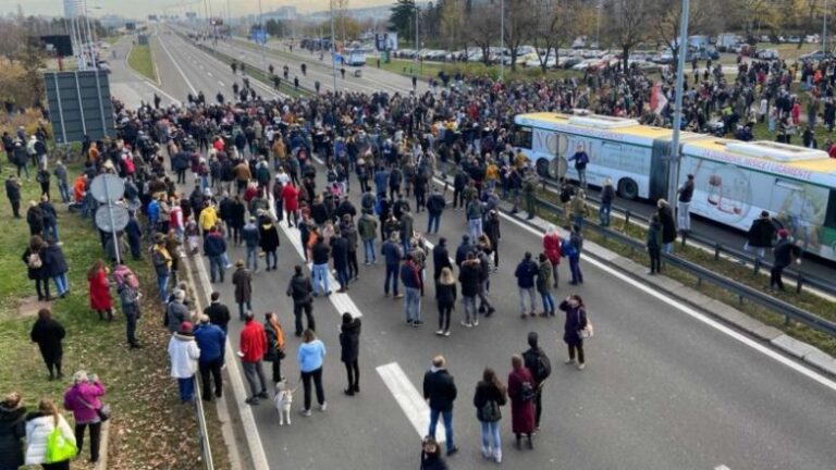 Pamje rrëqethëse nga Serbia, demonstruesit bllokojnë autostradat e urat- përIeshje gjithandej